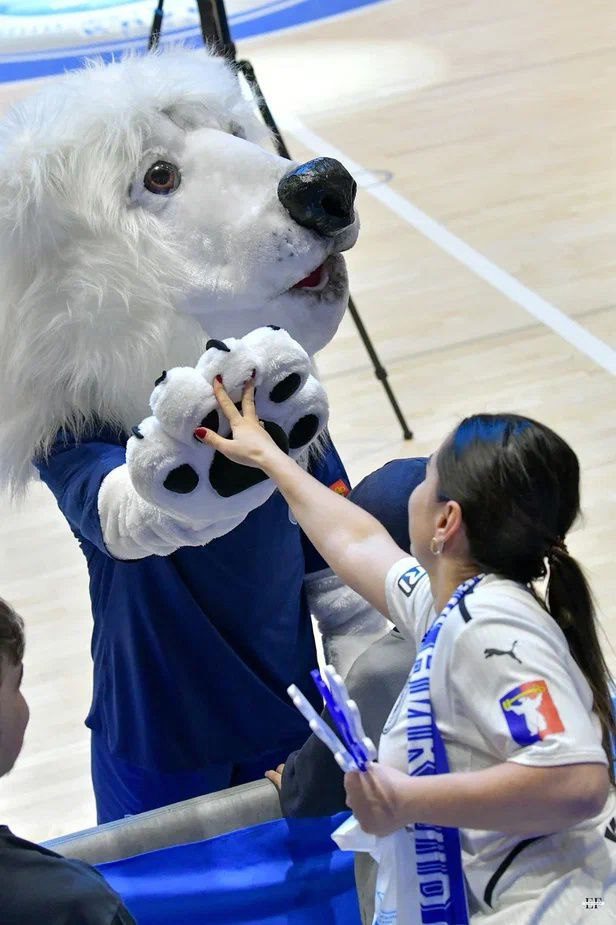 Никанор с болельщицей клуба